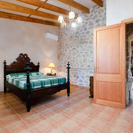 Yourhouse Deulosal, In Rural House With Pool